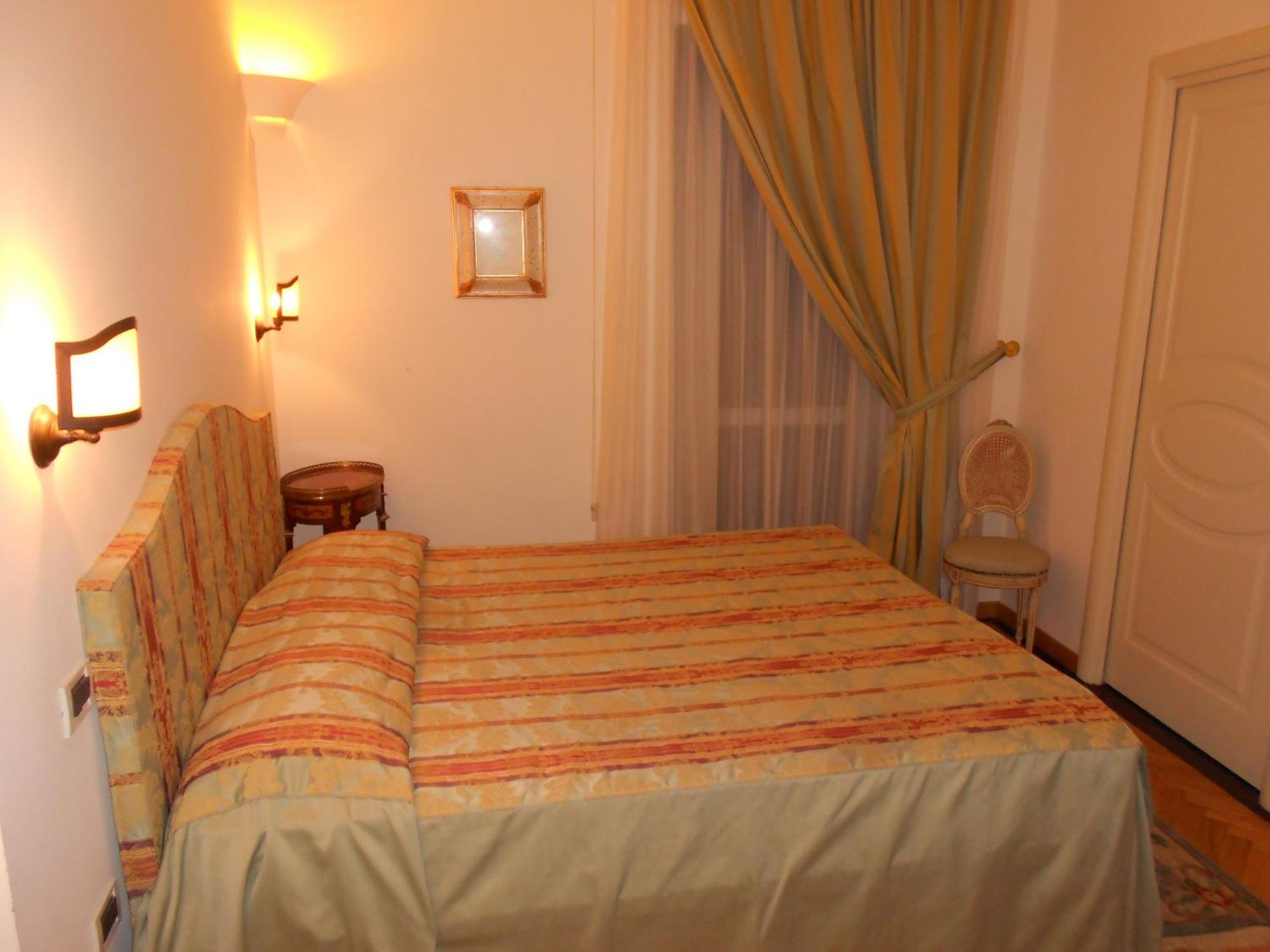 Al Teatro Hotel Livorno Szoba fotó