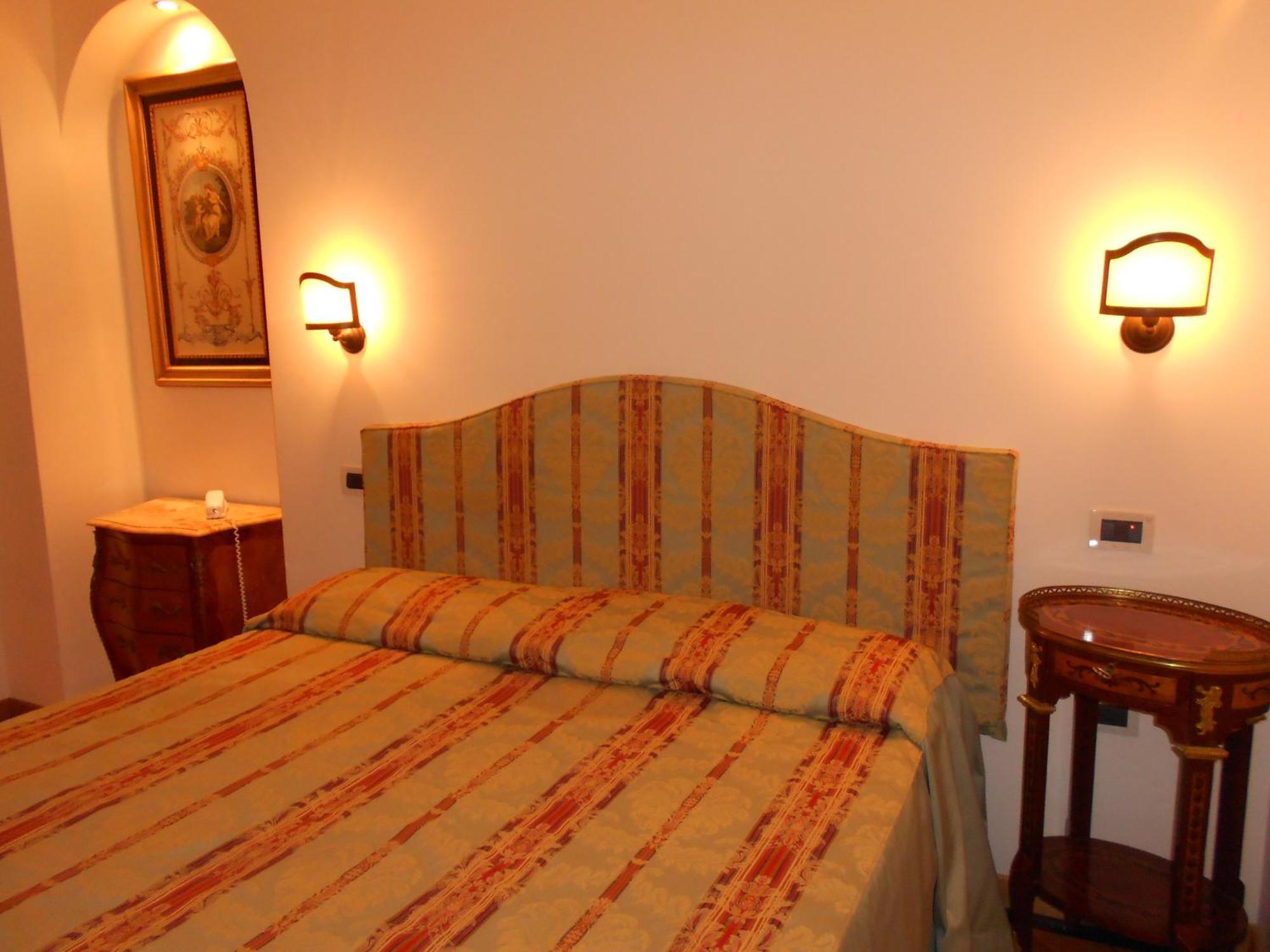 Al Teatro Hotel Livorno Szoba fotó