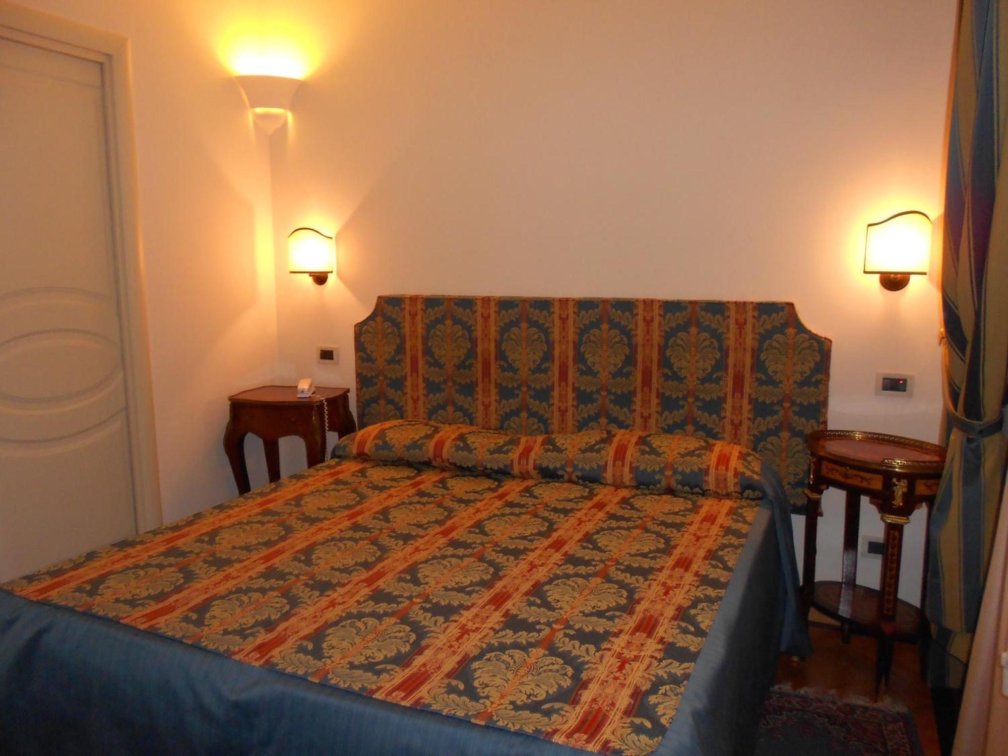 Al Teatro Hotel Livorno Szoba fotó