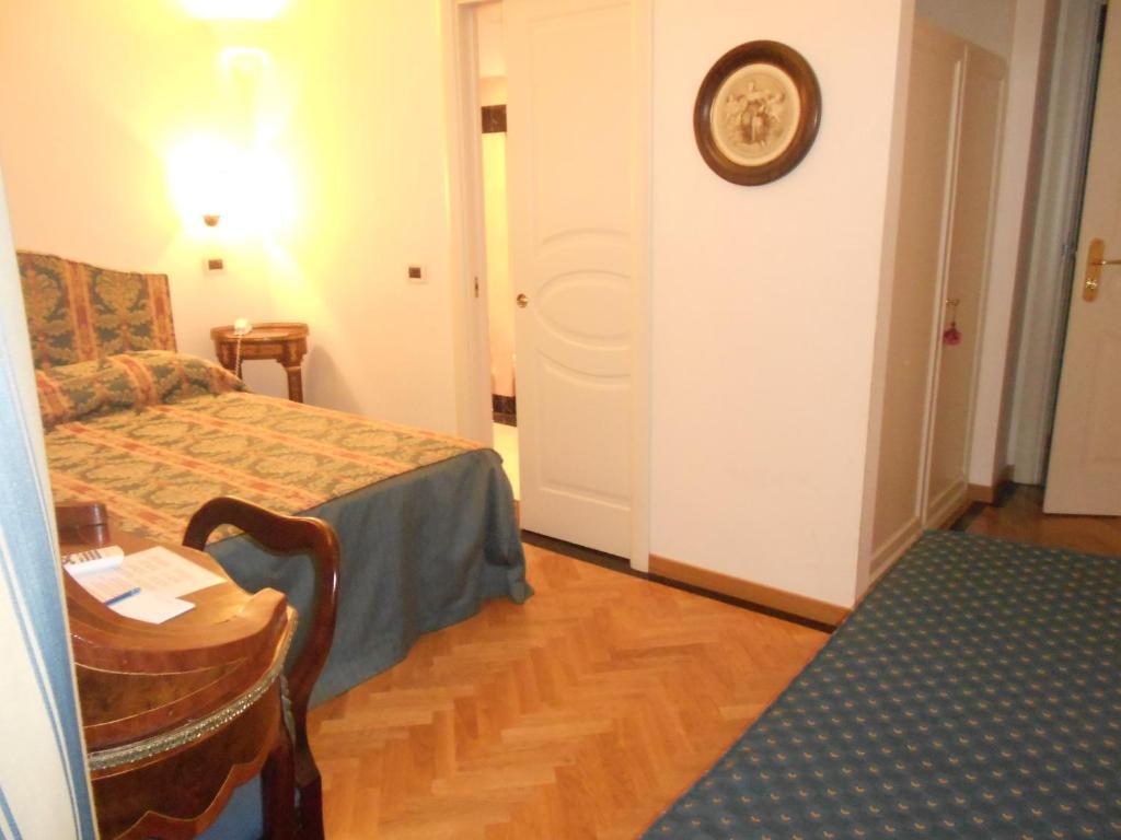 Al Teatro Hotel Livorno Szoba fotó