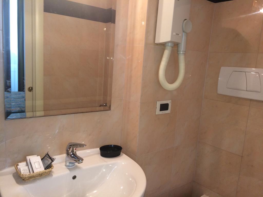 Al Teatro Hotel Livorno Kültér fotó