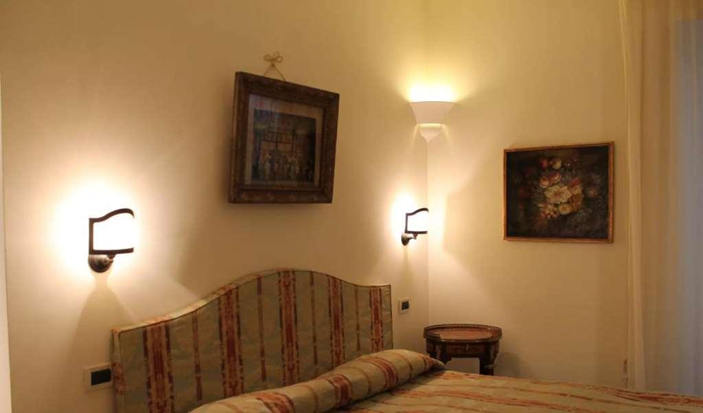 Al Teatro Hotel Livorno Szoba fotó